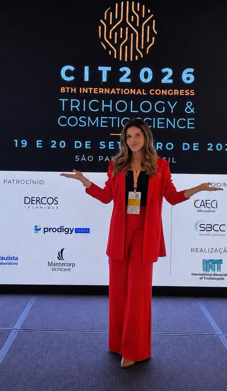 Aline Paiva no palco do CIT 2026, Congresso Internacional de Tricologia